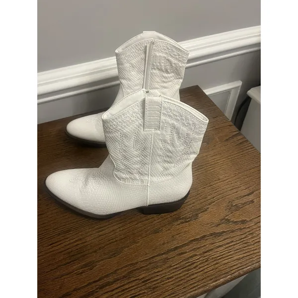 Coconuts By Matisse Derringer White round toe cowgirl booties 7 concert wedding - Image 2
