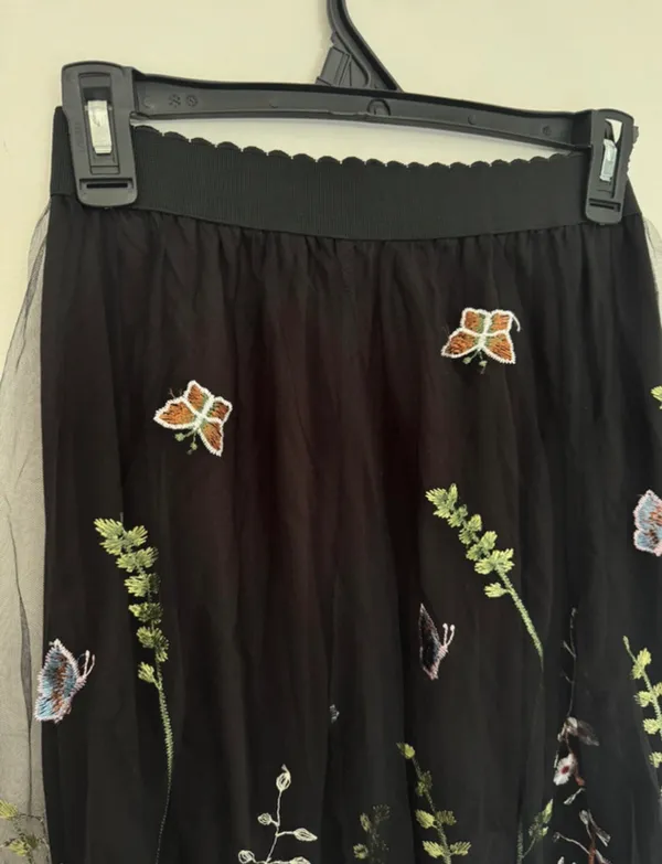 Black Floral Skirt with embroidery Size XS In excellent condition - Image 3
