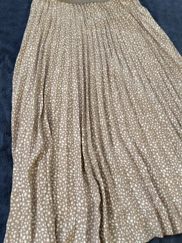 Vince Camuto Beige Micro Dot Pleated Midi Skirt - Image 4