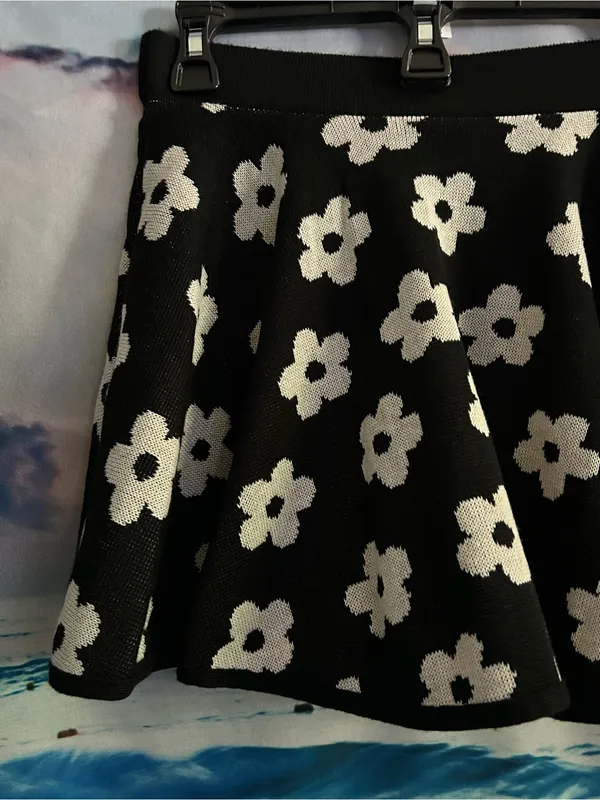 Forever 21 Black & White Floral Knit Skater Mini Skirt Small - Image 6