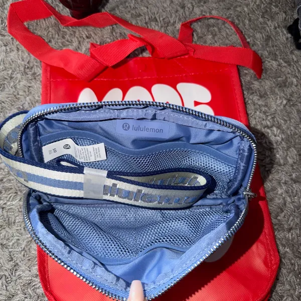 Lululemon Everywhere Belt Bag 1L - Image 2