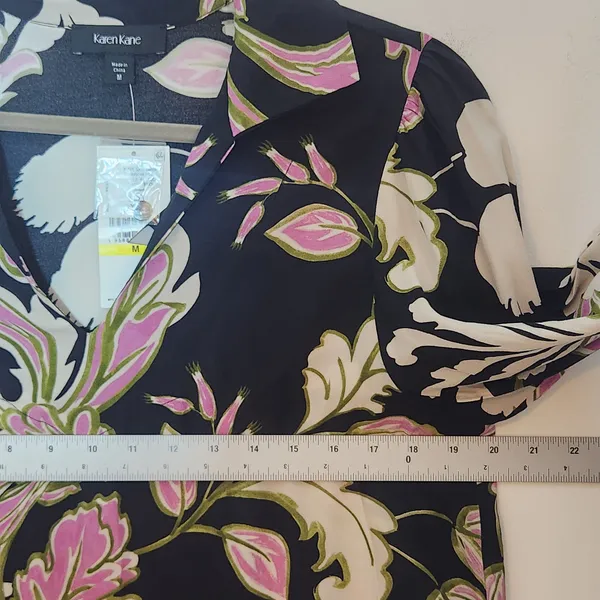 Karen Kane Black and Pink Floral Print Blouse Size Medium NWT - Image 9