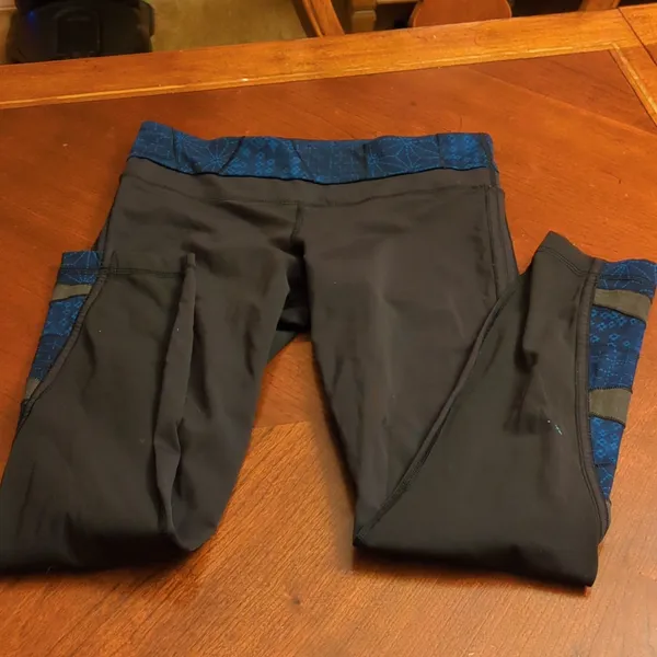 selling lululemon leggings, black and blue detail on the side, Size 6 - Image 4