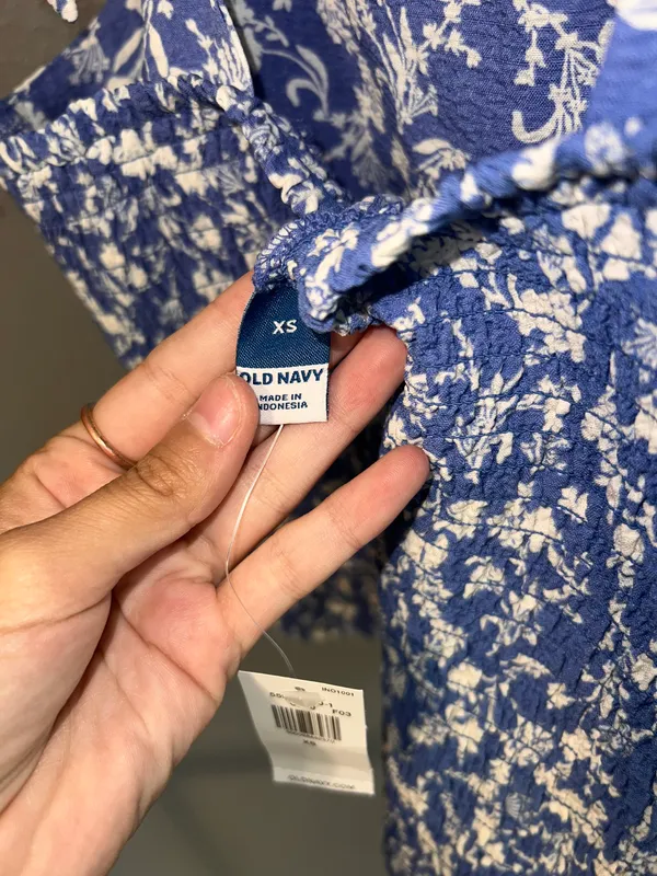 Old Navy NWT  BLUE FLORAL TOP - Image 4