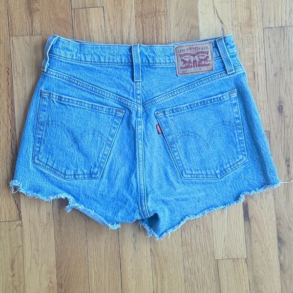 Levi's 501 Distressed Denim Jean Shorts Light to Medium Wash Raw Hem size‎ 25 - Image 2