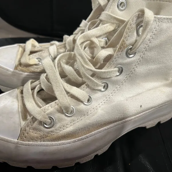 Converse High-Top Sneakers in white sneakers has some stains - Image 8