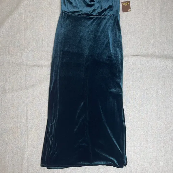 Taylor | NWT Dark Emerald Stretch Velvet Maxi Dress | Size 6 - Image 5