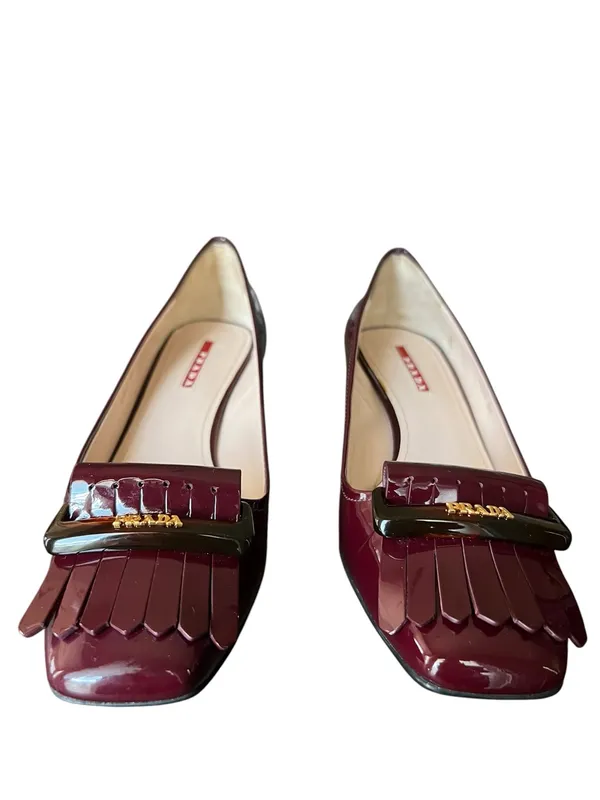 Prada Women’s Oxblood Burgundy Patent Leather Kiltie Fringe Pump Heels Size 39.5 - Image 14