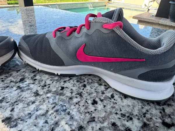 Nike Women's In-Season TR 4 training shoes in gray and pink - Image 5