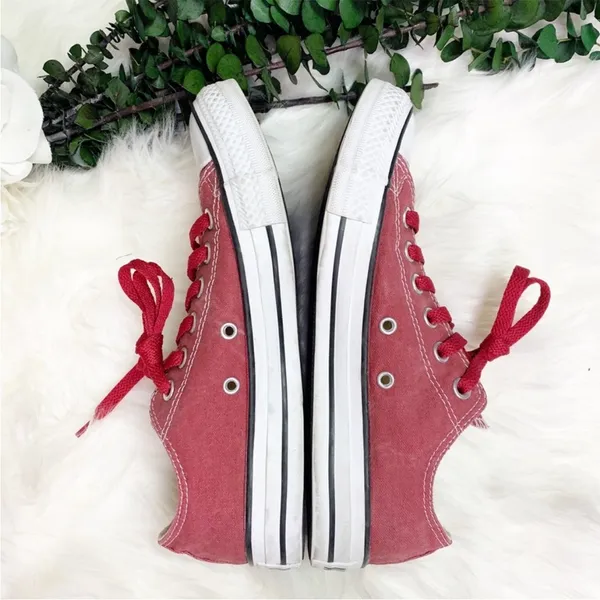Converse Unisex Size 7 Womens, Size 5 Mens Red Canvas Chuck Taylor Sneakers - Image 4