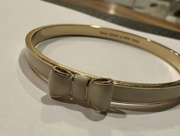 Kate Spade Signed Bangle Bracelet Bow Tie Creamy White / Gold Tone - 7 3/4 Inch - Image 5