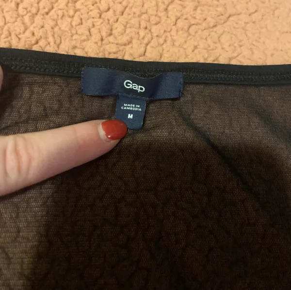 Gap Sheer Detailed Black Tee - Image 5