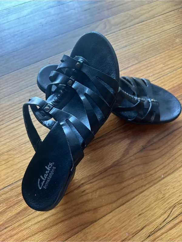 Clarks Bendables Black Leather Strappy Slide Sandals 9M Low Heel Rivet Accents - Image 2