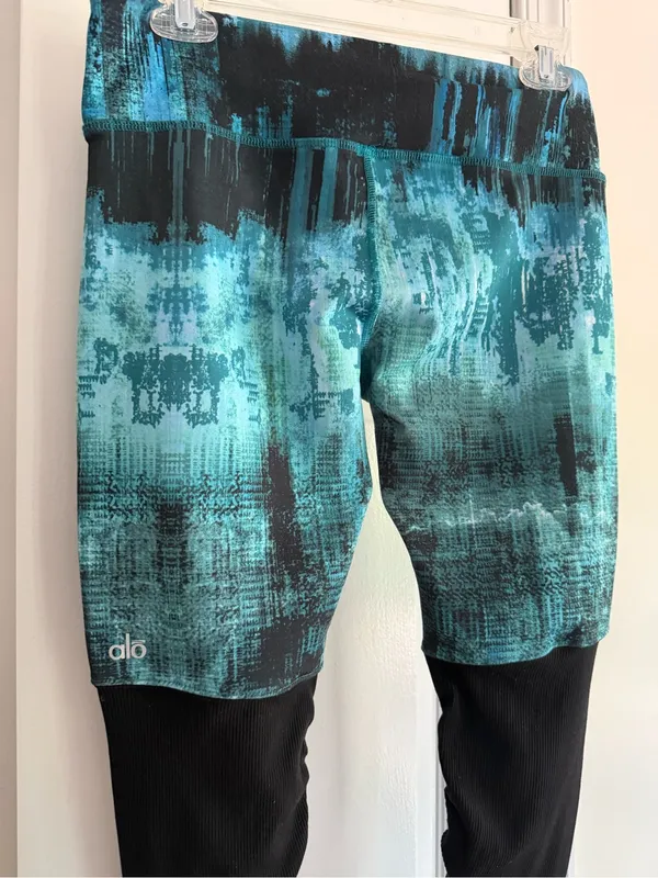ALO Yoga Blue Teal Abstract Print Leggings with Black Ruched Lower Legs - Size S - Image 4
