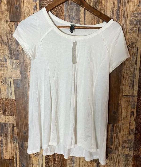 NWT Francesca's women white T-shirt size XXS ff - Image 2