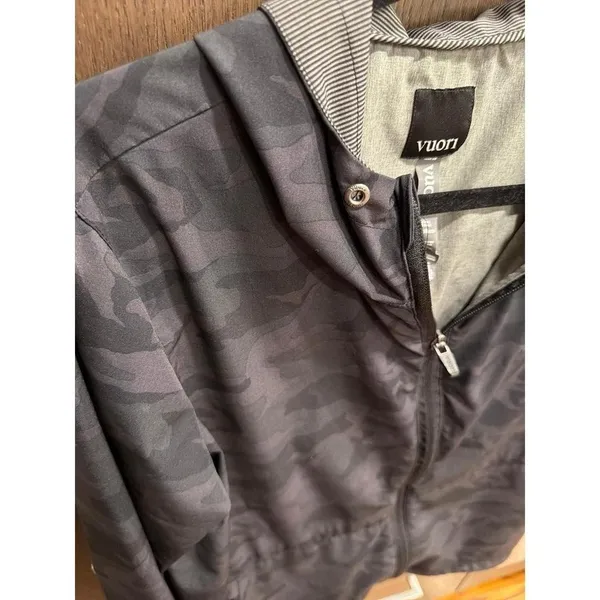 Vuori Outdoor Trainer Shell in a black camo pattern women's medium - Image 2