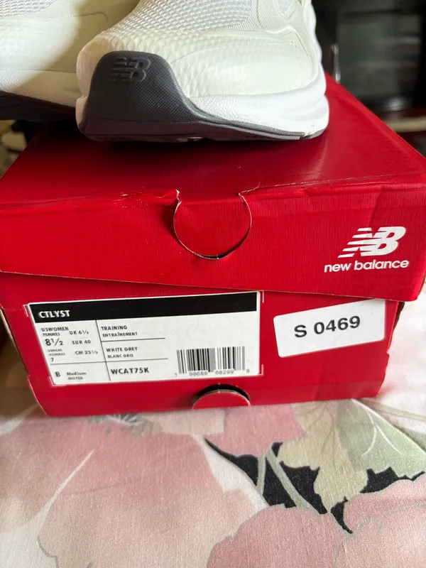 New Balance Sneakers Women’s 8.5 - Image 6