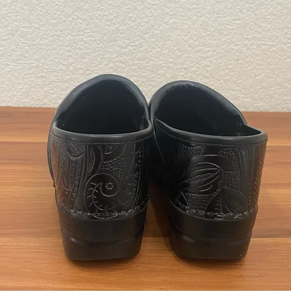 Dansko 906020202 Professional Clog Black Tooled Leather Clogs Size 39 8.5-9US - Image 5