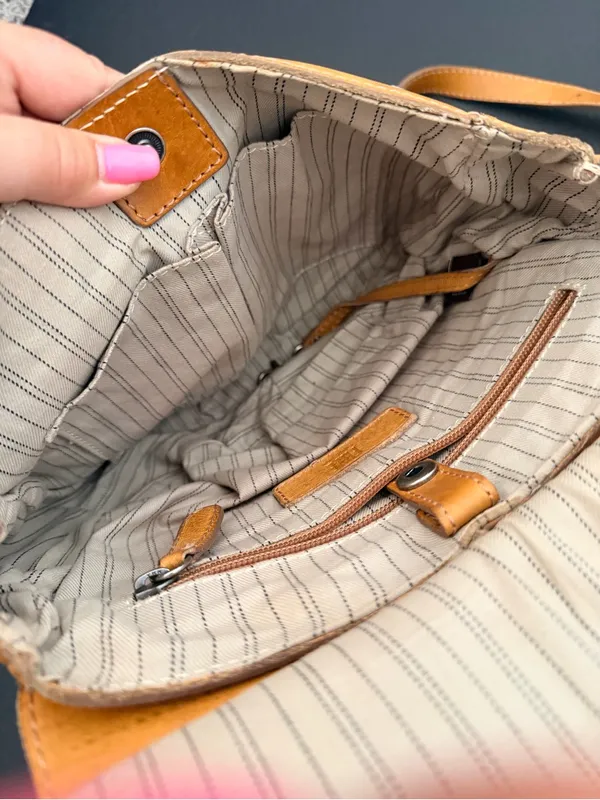 Frye leather saddle bag, crossbody bag, tan 10"x9.5" - Image 9