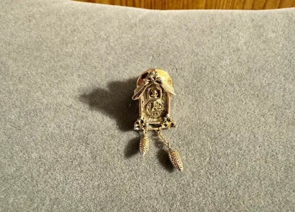 Vintage Avon Cuckoo Clock Pin Gold - Image 6
