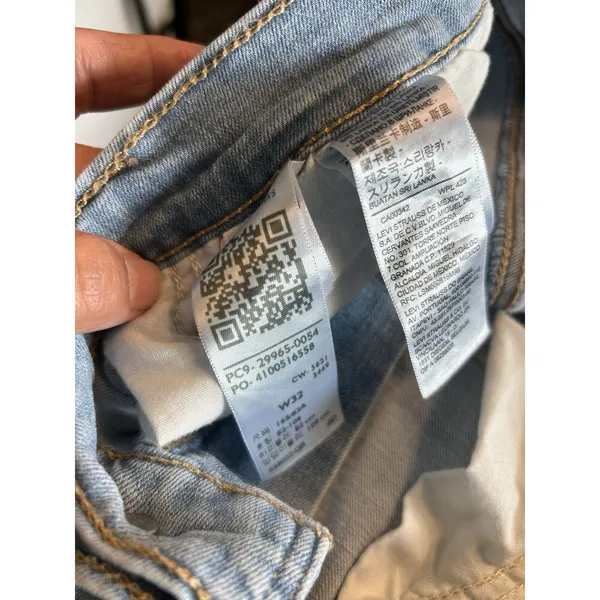 Levi’s Women's Denim Jean Shorts Size 32 Mid Length Zip Fly Cuffed Light Wash - Image 3
