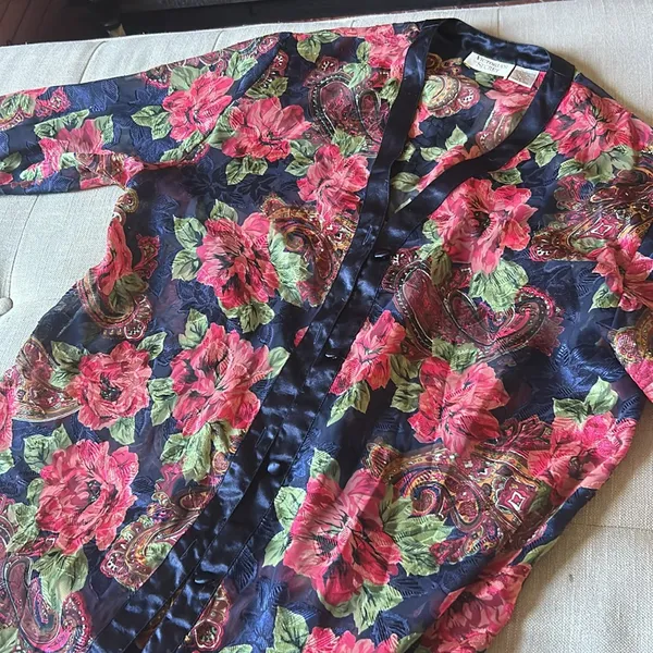 Victoria Secrets Gold Label Floral Button Down Robe Size M/L - Image 5