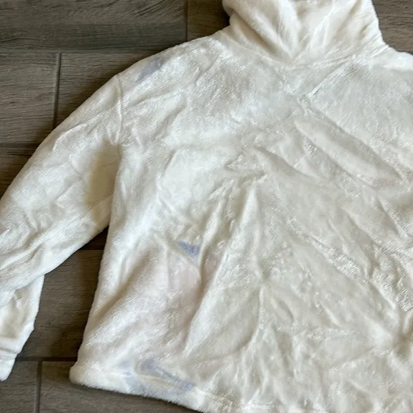 Time and tru white fuzzy turtle neck Size M - Image 2