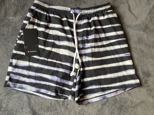 Lululemon Men’s Pool Short 7" Watercolour Stripe Vapor Graphite Grey Size Large - Image 2
