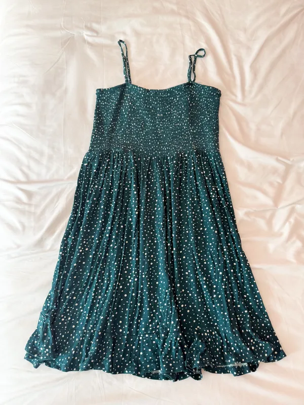 Forever 21 Emerald Green Dotted Smocked Dress Size Small - Image 2