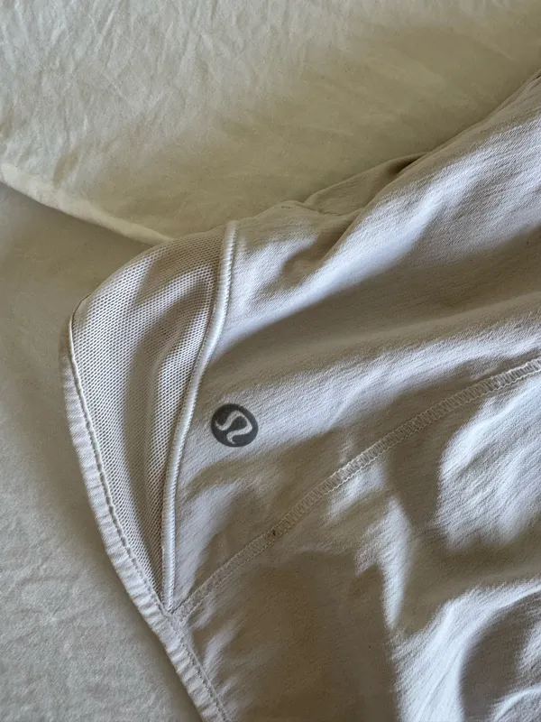 Low-Rise Hotty Lululemon Hot 2.5" White Shorts 6 - Image 4