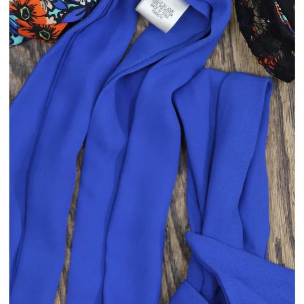 NWT Belle Du Jour Printed Lace Hem Tank Top Blouse With Scarf Blue / Multi M - Image 11