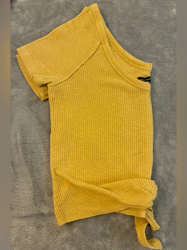 Women’s Abercrombie & Finch Mustard Yellow Tie-Front Ribbed Crop Top Size Medium - Image 4