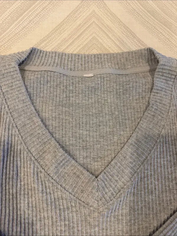 ALO Yoga Muse V-Neck Pullover Women’s Medium Heather Gray - Image 2