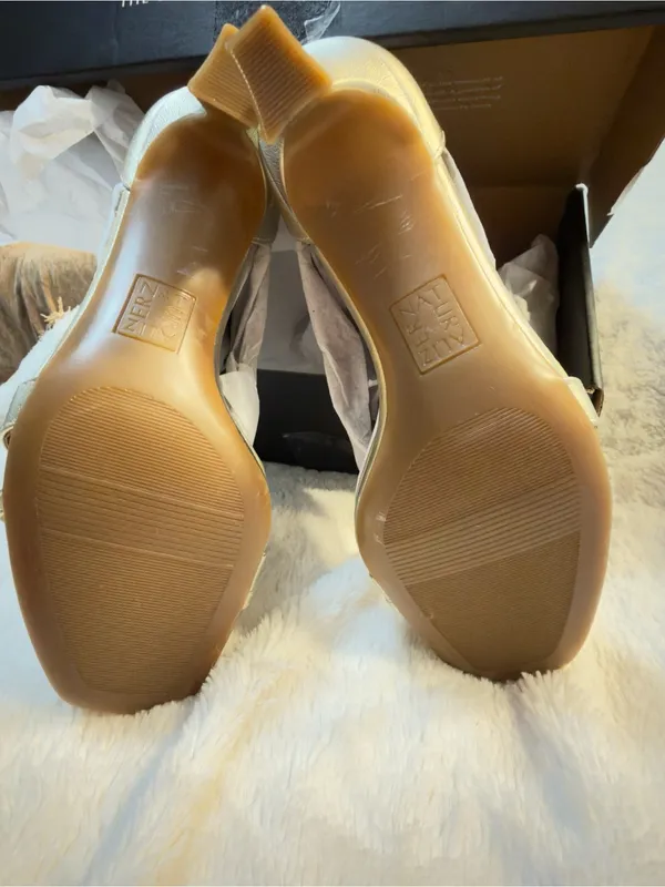 Naturalizer Khloe Champagne Metallic Size 5- New in Box - Image 13