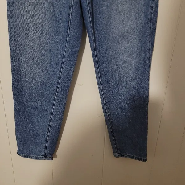 Levi’s High Waisted Mom Jeans Light Wash Blue Women’s Size 26 - Image 3