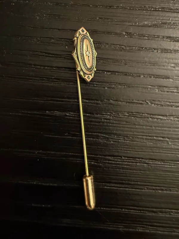 Vintage AVON 70's Stick Pin Kensington Victorian Revival Gold Tone Lapel Pin - Image 2