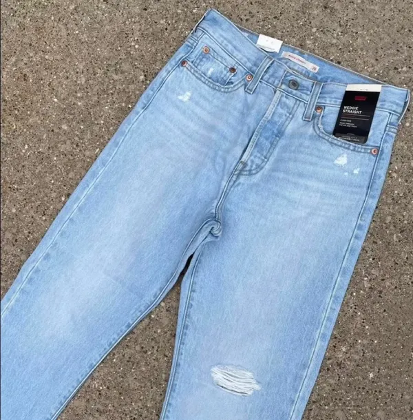 Levi's 501 High-Waisted Jeans - Image 4