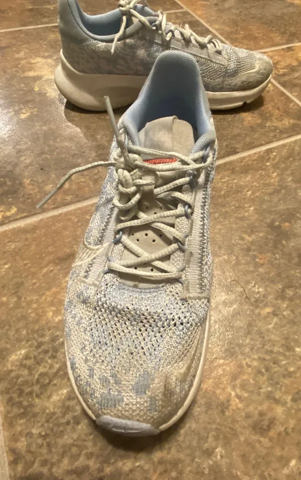 Nike Tennis Shoes - Image 5