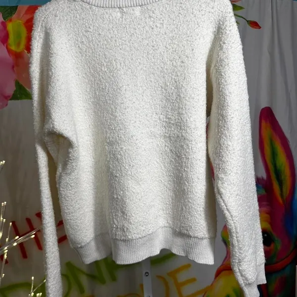 Universal Threads S131. white fuzzy sweater Size M - Image 4