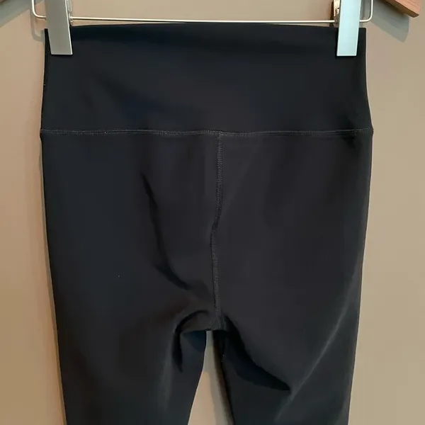 Alo Yoga High Waisted Ripped Warrior Legging in Black‎ Size Medium - Image 10