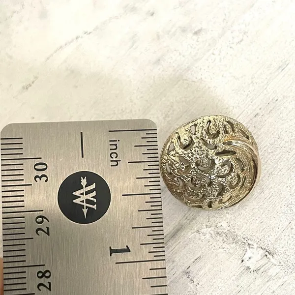 Small gold tone clip on earrings - Image 6