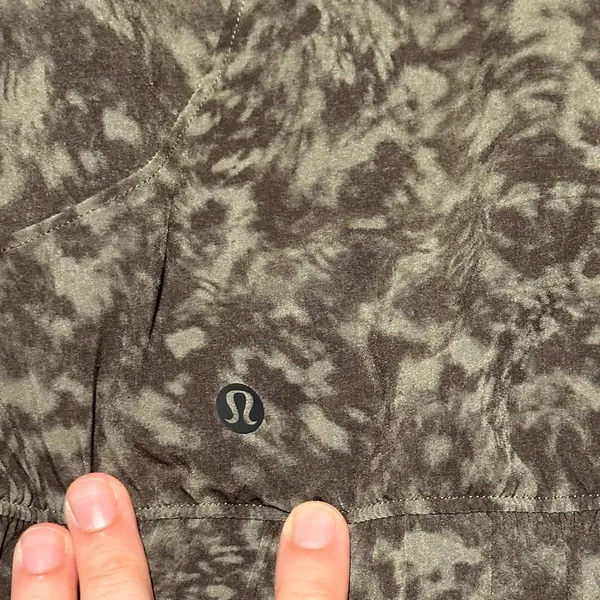 Lululemon Bombs Away Black / Olive Green Camo Print Reversible Zip Jacket Sz 6 - Image 10