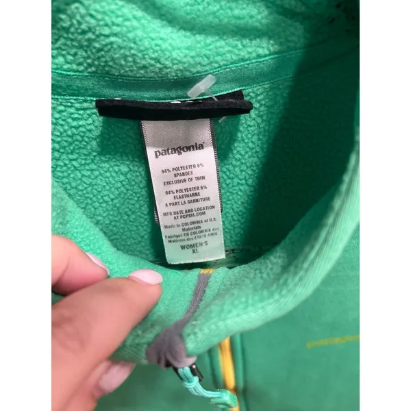 Patagonia Women's‎ R1 Pullover in a green color with a yellow zipper women's XL - Image 3