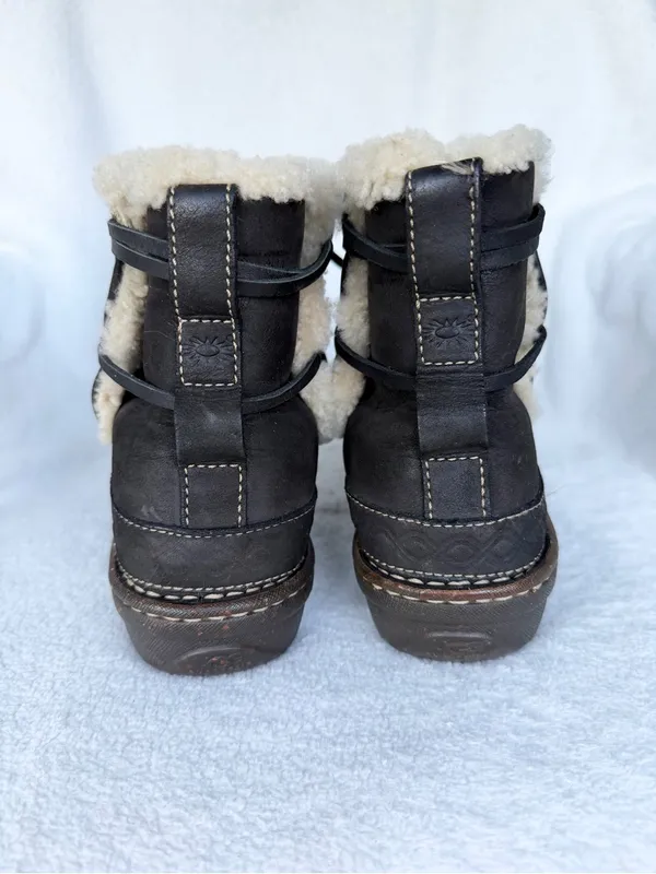 UGG AUSTRALIA COVE S/N 5136 SUEDE LEATHER GENUINE SHEEPSKIN Boots Size 9 Women’s - Image 4