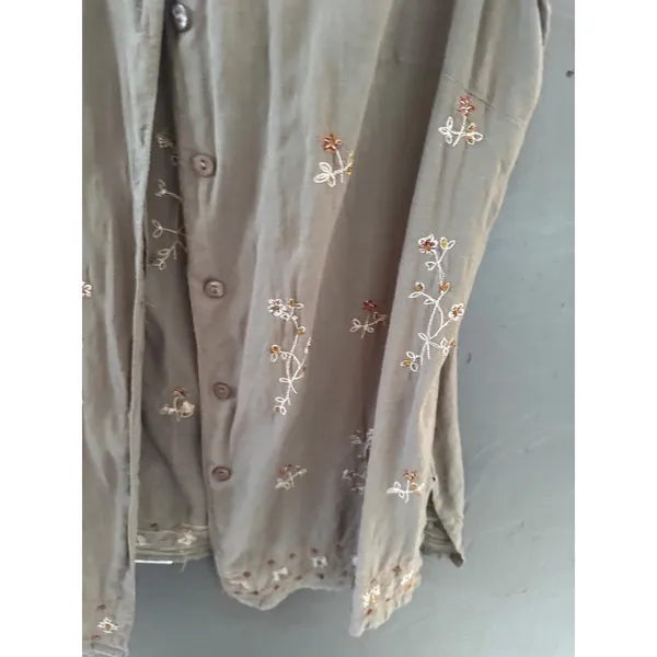 White Stag Vintage Cottage Olive Green‎ Floral Embroidered Sleeveless Button Top - Image 3