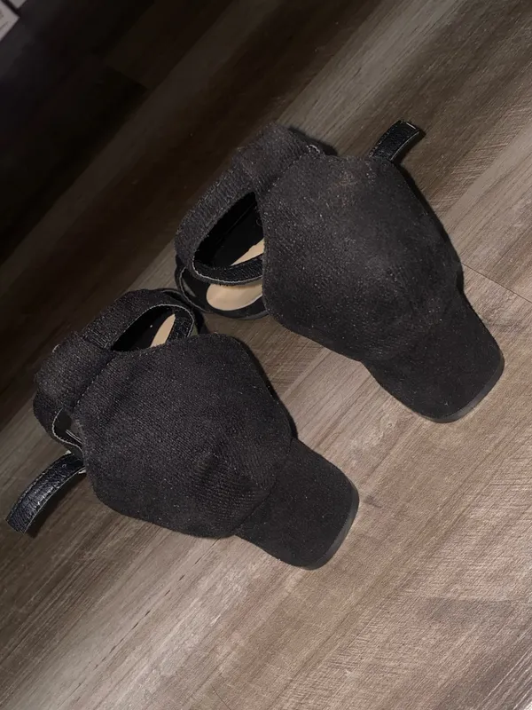Black suede heels Size 8 - Image 4