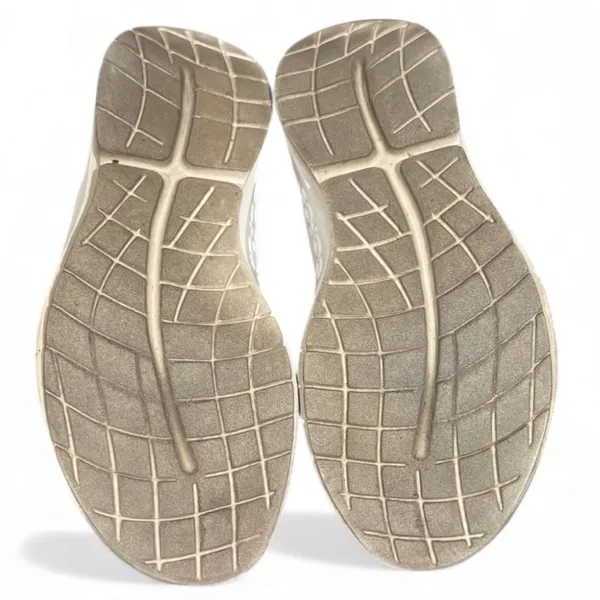 OOFOS OOmg eeZee Low Shoe in Black/White Black Size 8 - Image 8