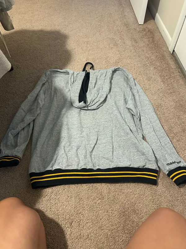 Mitchell & Ness Boston Bruins, gray Hoodie with Black and Yellow Details - Image 8