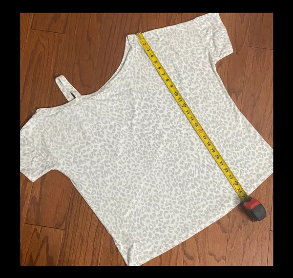 White & Gray leopard OS open shoulder shortsleeved blouse - Size XLarge - Image 7