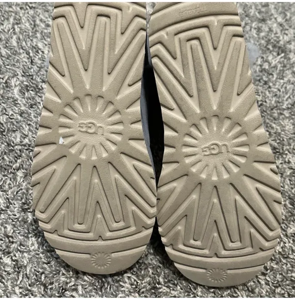 UGG Women’s 7 Grey - Image 6